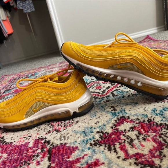 yellow nike air max 97's
barely worn
size 6.5 womens
reflective
originally $175 - Picture 3 of 4